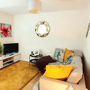 Sea Breeze, 2 Bdr With En-suites, Private Parking, Internet- Sleeps 4 Ppl Apartment