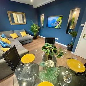 Cozy Two Bedroom - A Stroll From Gardens To - With Parking Apartment