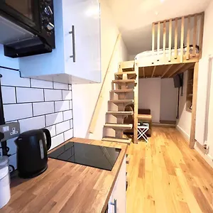 Flat 7, 10 St John's Apartment
