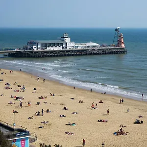 The Hideaway: Beachside Retreat With O2 Academy Access Apartment